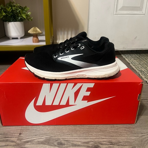 Brooks Shoes - Brooks Women’s Range Black White 1203361B048